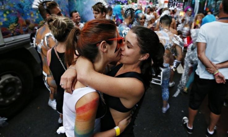 Thumbprint reccomend Lesbian kiss pubblic