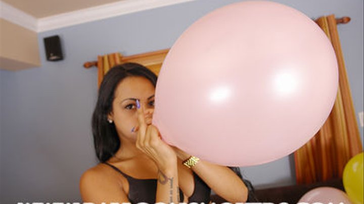 Teen babe gulliana alexis pops balloons